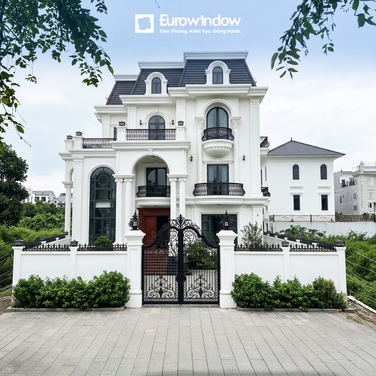 Biệt thự tân cổ điển Châu Âu ứng dụng hệ thống cửa nhôm kính uốn vòm cong Eurowindow