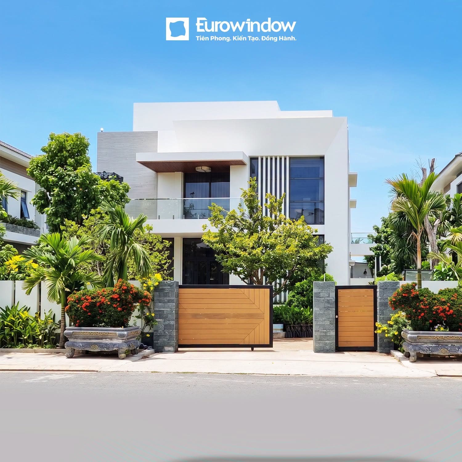 Biệt thự vườn hiện đại với cửa trượt nhôm kính và vách kính mở rộng view cảnh quan Eurowindow