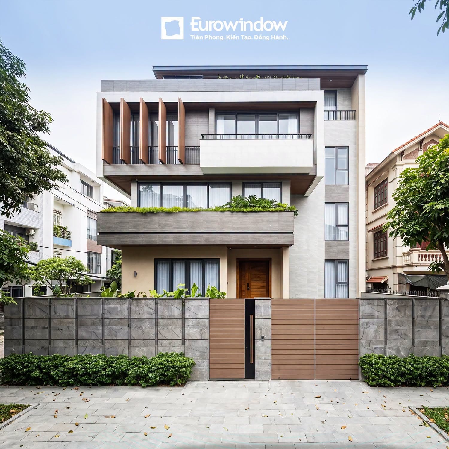 Nhà phố hiện đại 4 tầng với hệ thống cửa sổ mở hất và cửa nhôm thanh mảnh Eurowindow