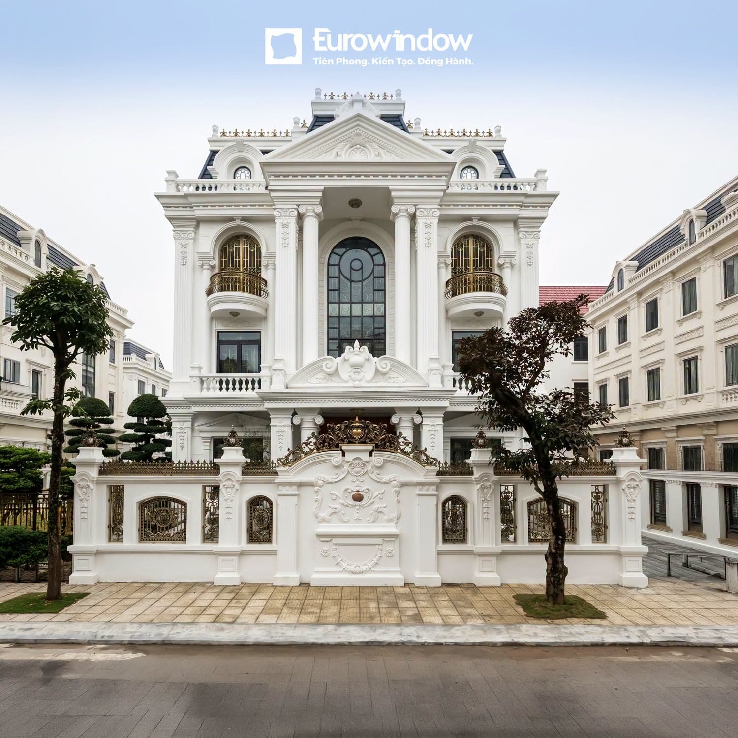 Lâu đài dinh thự cổ điển Pháp lắp đặt hệ cửa vòm nhôm kính và nan hoa đồng Eurowindow