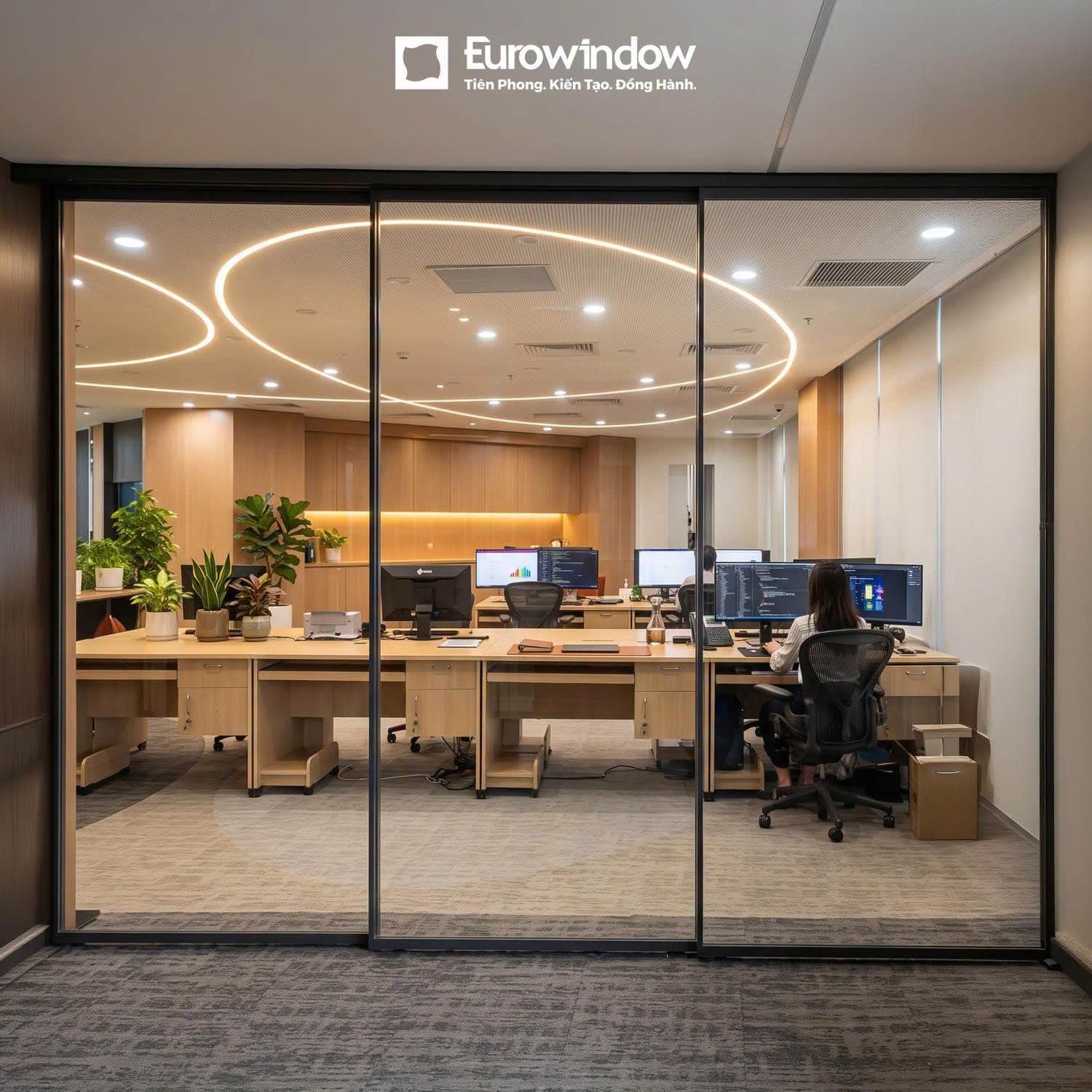 Vách kính và cửa trượt Eurowindow cách âm tiêu chuẩn Châu Âu cho không gian văn phòng làm việc