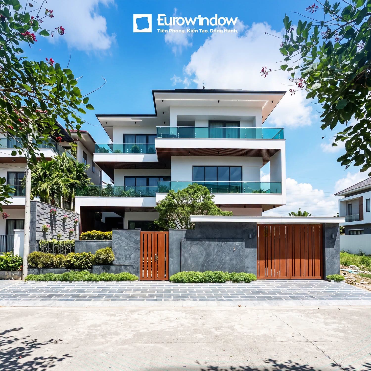 Biệt thự nghỉ dưỡng cao cấp lắp đặt hệ thống lan can kính và cửa nhôm kính toàn diện Eurowindow