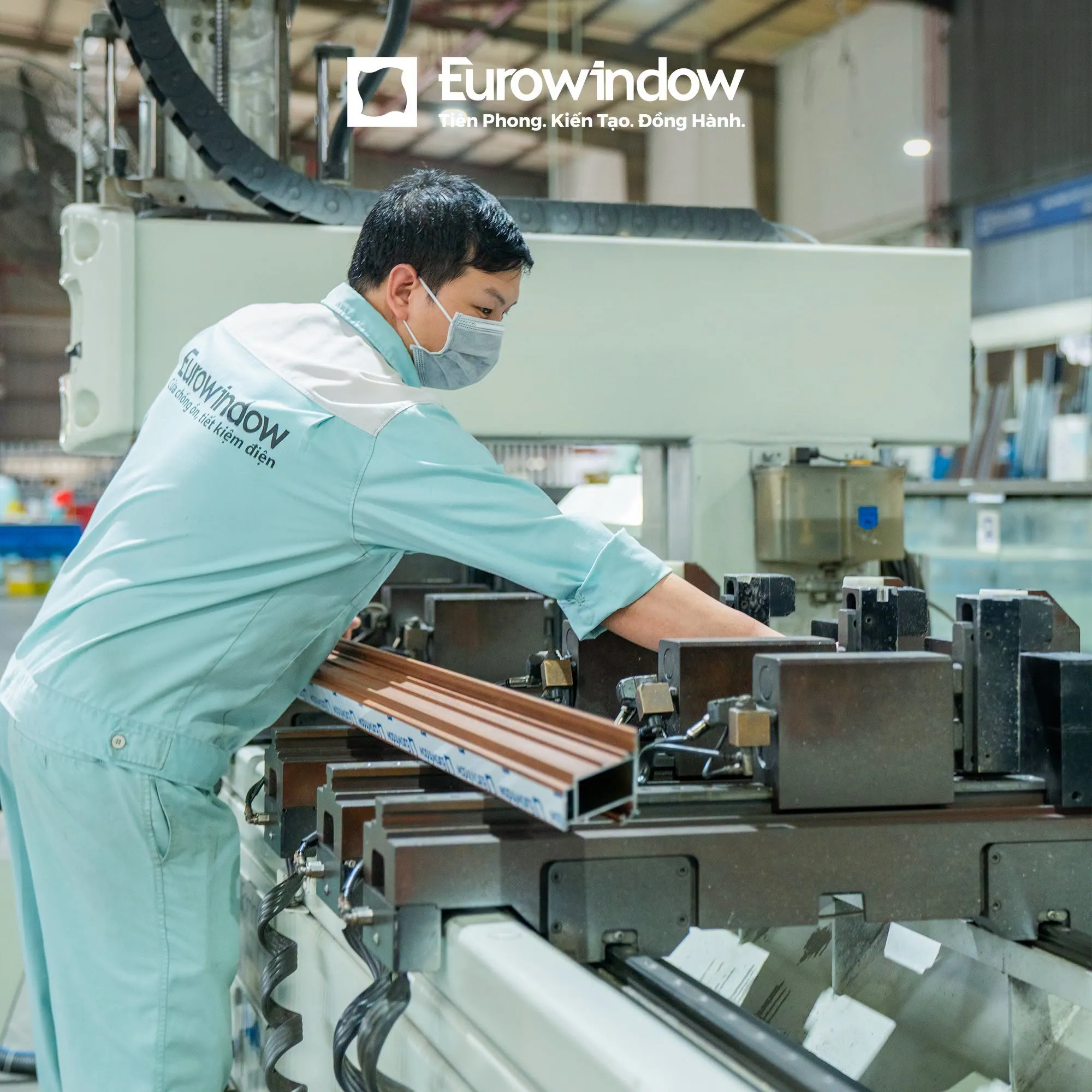 Khám Phá Quy Trình Khắt Khe Đằng Sau Sự Vững Chãi Của Cửa Eurowindow