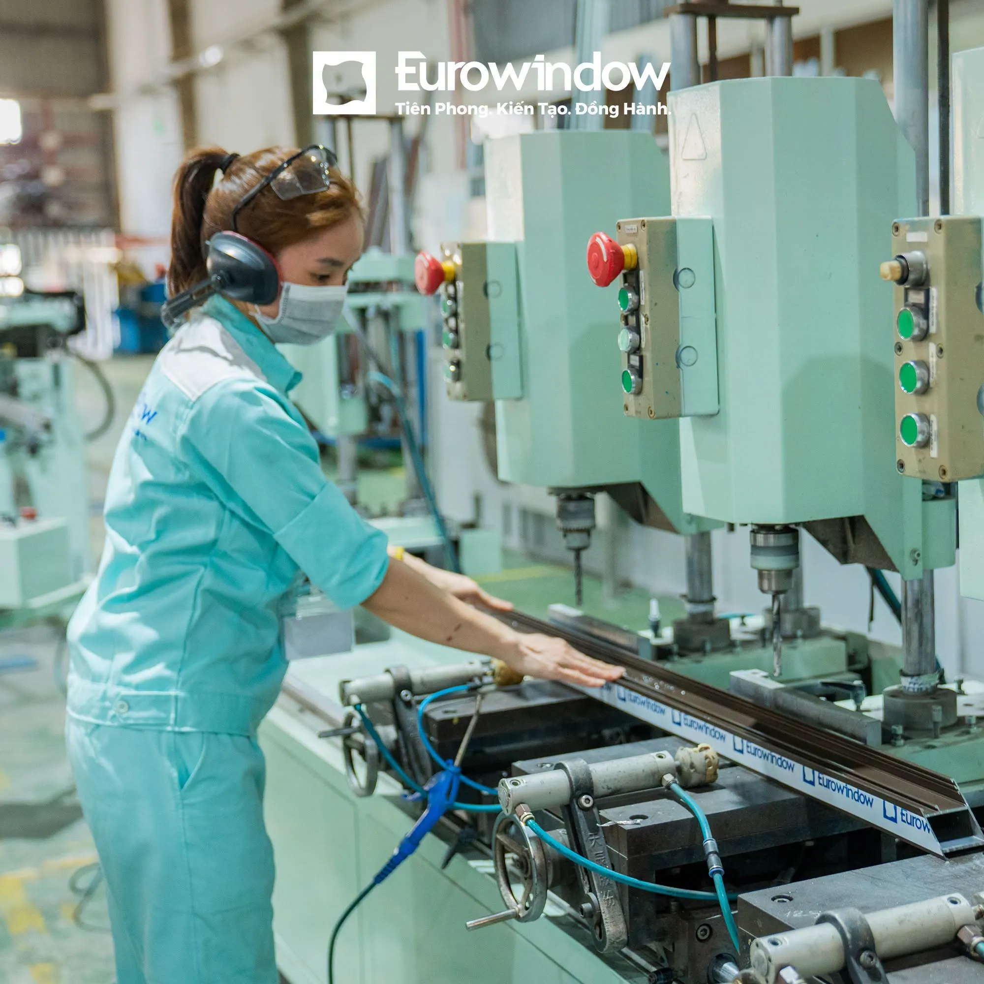 Khám Phá Quy Trình Khắt Khe Đằng Sau Sự Vững Chãi Của Cửa Eurowindow